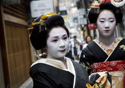 3230 – Geishas in Kyoto, Japan.