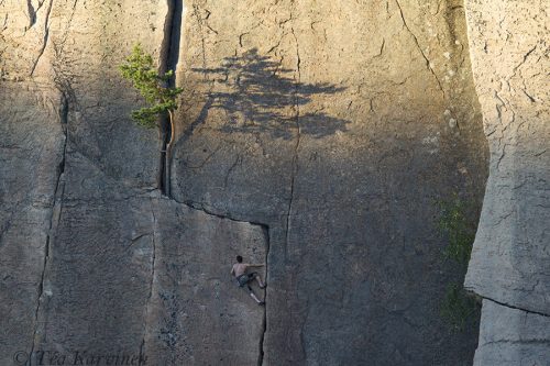 8903 – Climbers in Olhava, Repovesi National Park